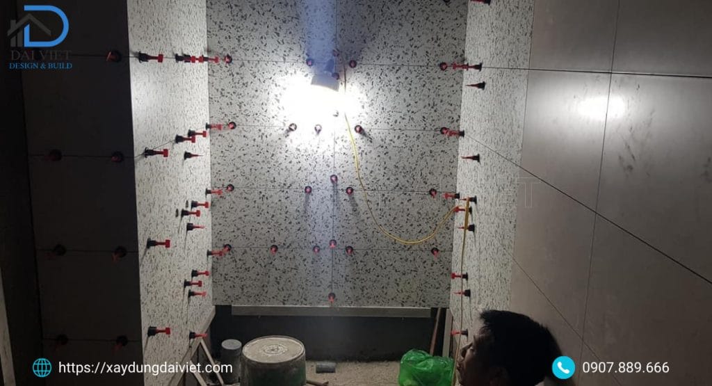 Thi công ốp tường phòng vệ sinh